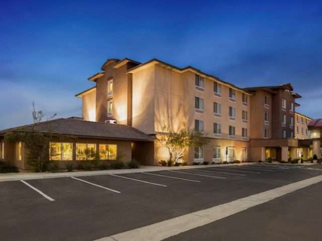 Holiday Inn & Suites Barstow in Barstow California