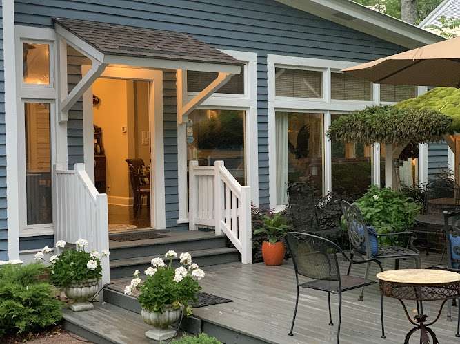 Crenshaw Guest House B & B EV Charging Station at 371 N College St