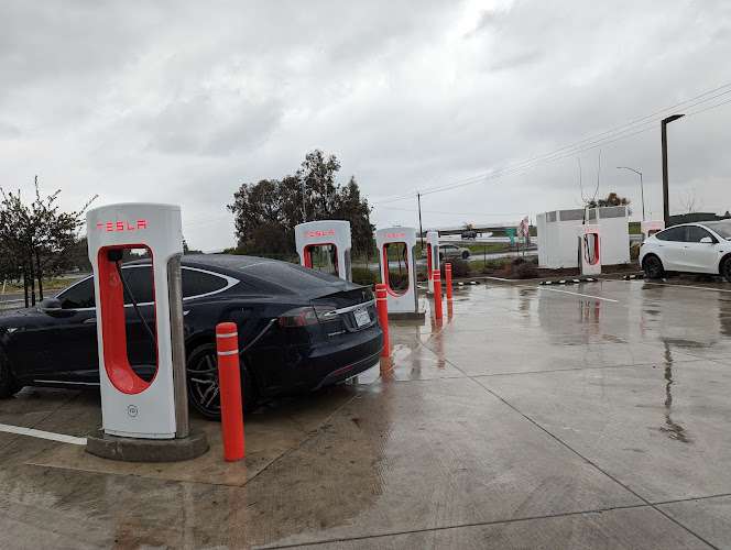 Tesla Supercharger EV Charging Station at Lindhurst Ave #5416