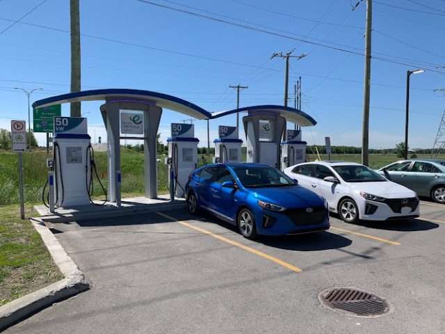 Circuit électrique Charging Station in Lachute Quebec Canada
