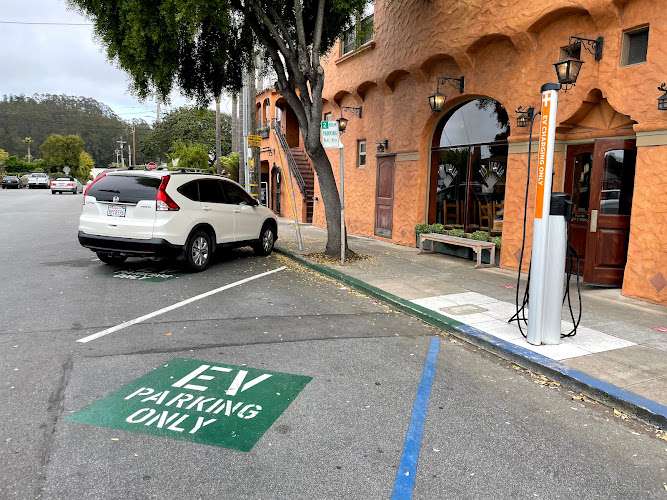 ChargePoint Charging Station EV Charging Station at 401 Main St