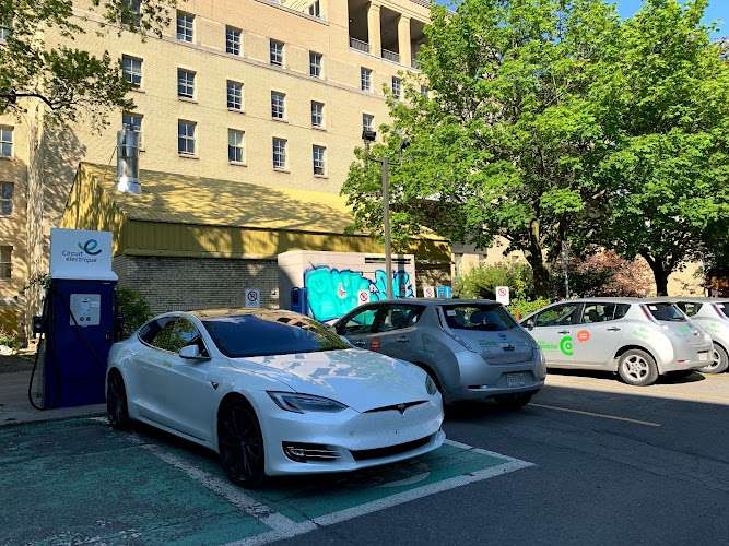 Electric Circuit Charging Station EV Charging Station at 4451 Rue Berri