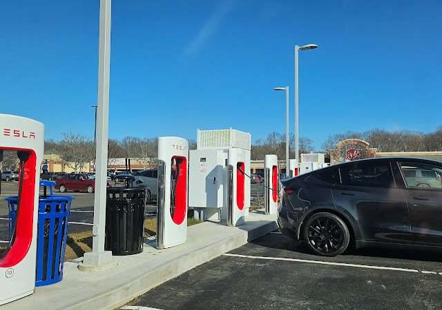 Tesla Supercharger in Enfield CT