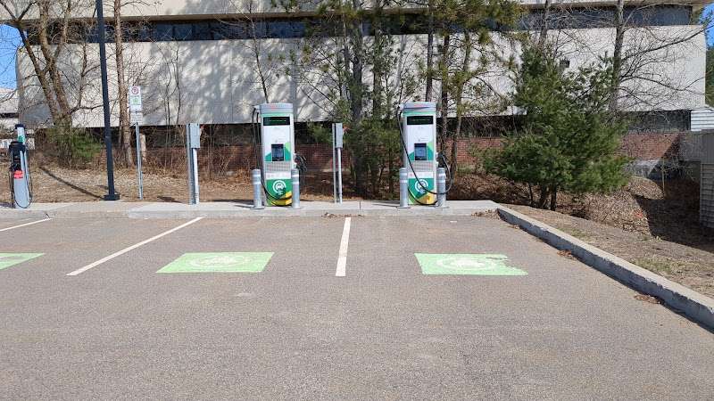 ChargePoint Charging Station EV Charging Station at 3351 Bd des Forges