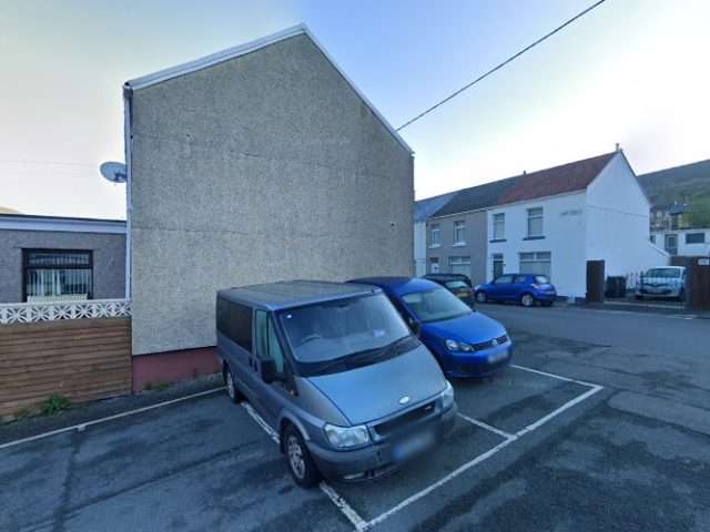 Connected Kerb Charging Station in Car United Kingdom of Great Britain and Northern Ireland