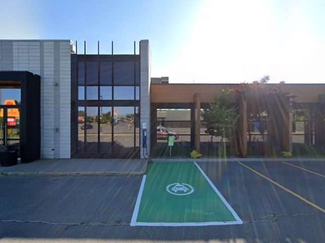 Circuit électrique Charging Station in Québec City Quebec Canada