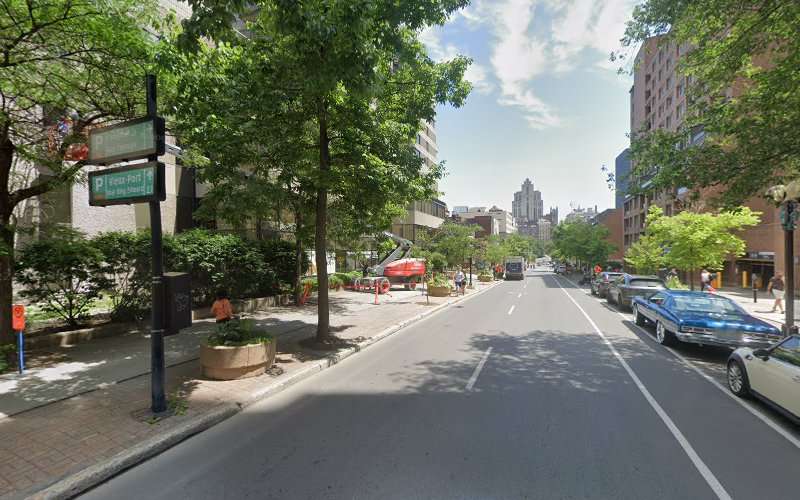 ChargePoint Charging Station EV Charging Station at 1071 Rue Saint-Urbain