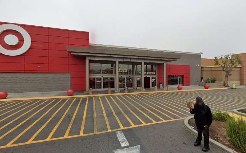 Shell Recharge Charging Station EV Charging Station at 3520 Tyler St